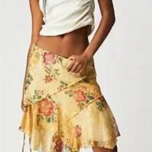 FREE PEOPLE assymetrical floral skirt. Like new!
Size L